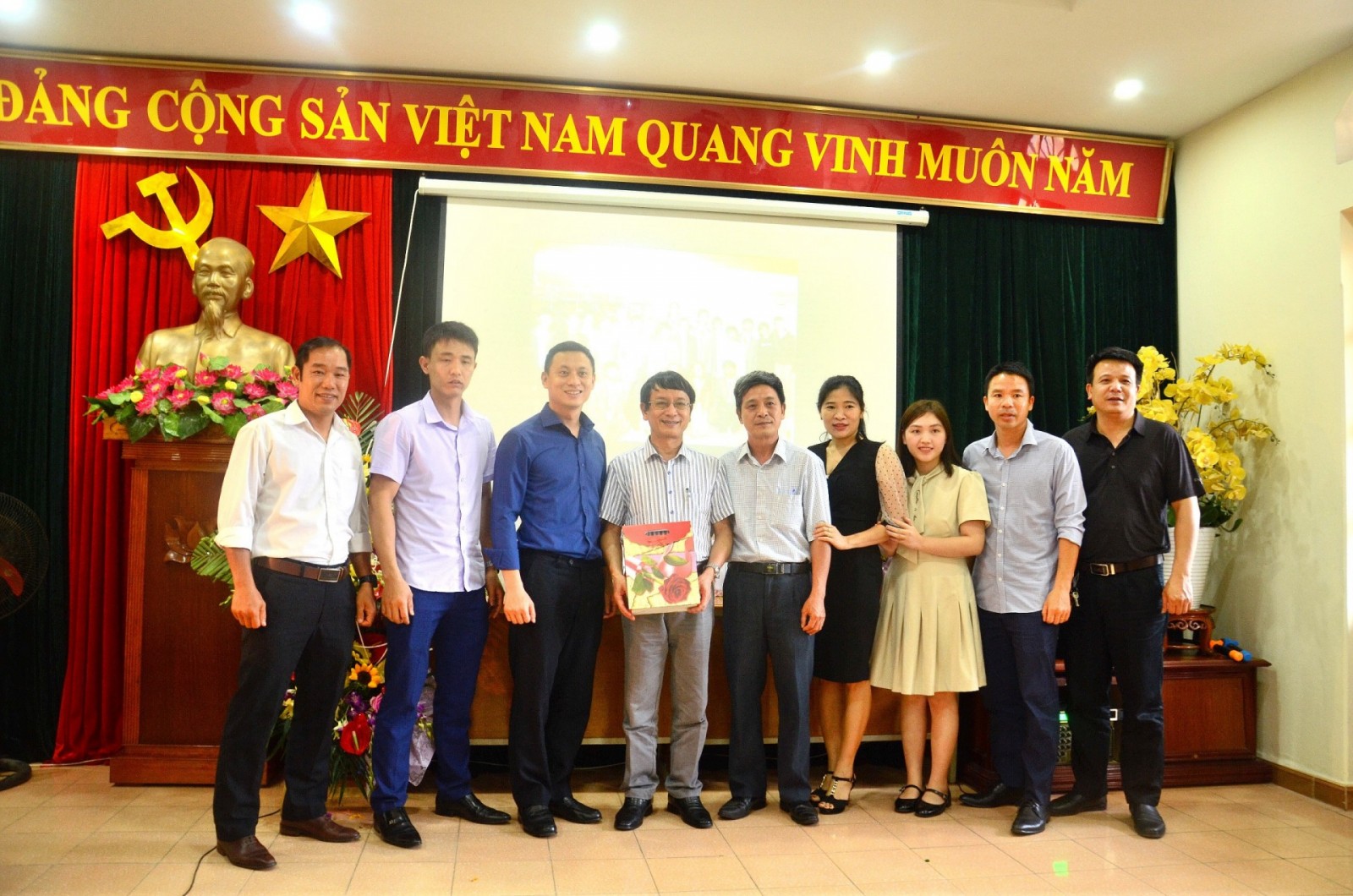 Các thầy cô tổ Giáo dục thể chất chúc mừng thầy Tô Xuân Hải